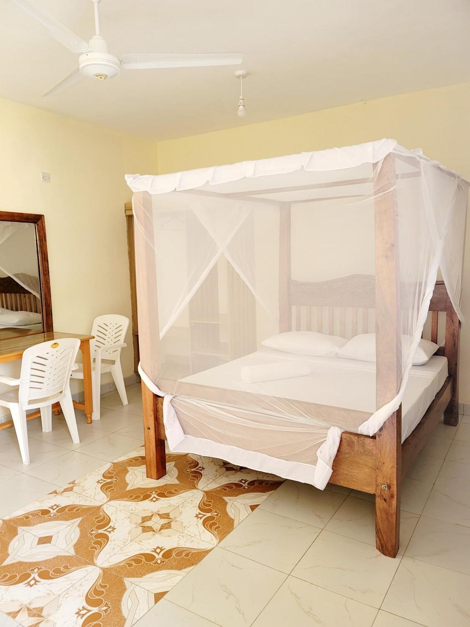 Casuarina Lounge Hotel Malindi Exterior photo